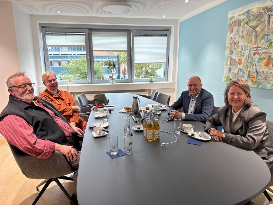 Landrat Christoph Rüther und Ingrid Müller (stellv. Kreisjugendamtsleiterin - rechts) verabschieden Anne und Bernhard Grothe in den Ruhestand (l.) © Kreis Paderborn 